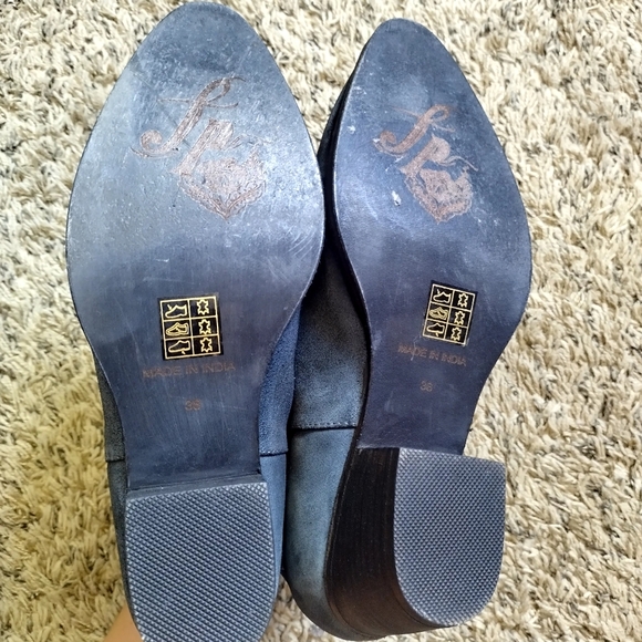 FREE PEOPLE CHARM DOUBLE V CUTOUT CHELSEA SUEDE BOOTIES DARK BLUE Sz 7,5 - Picture 8 of 9